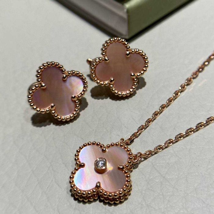 Золотое колье van cleef с бриллиантом