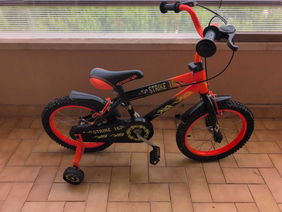 Bicicleta Strike de 16 polegadas, cor laranja, para crianças.