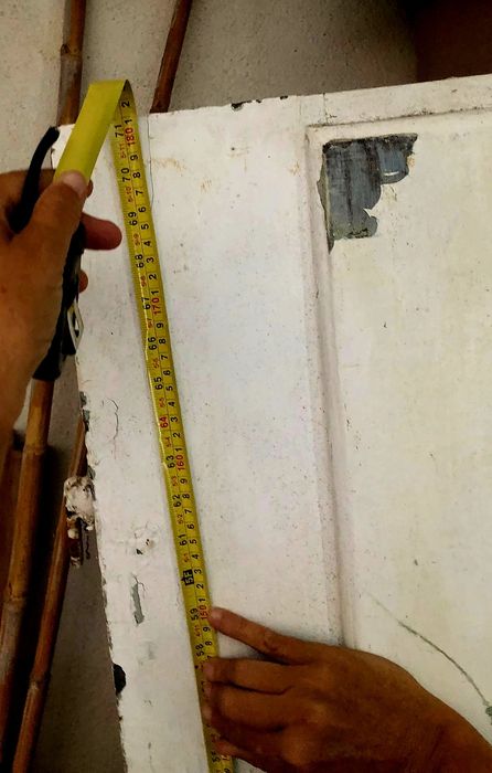 Porta antiga com tábuas corridas