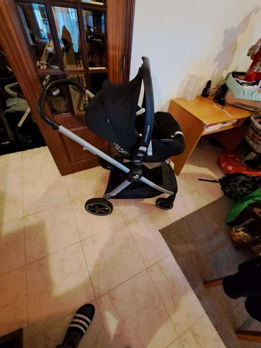 Carrinho, 2 em 1 (alcofa e acento) da marca Maxi-cose (Oportunidade)