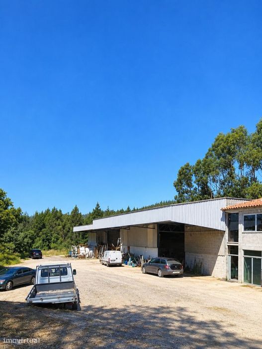 Vende se ou Aluga se pavilhao com 655m2 area total terreno 1750m2