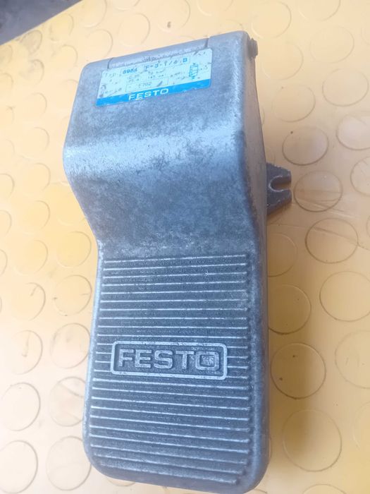 Pedal para máquinas. Sistema pneumático da Festo.