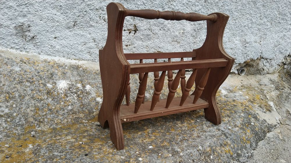 Porta revistas em madeira trabalhada