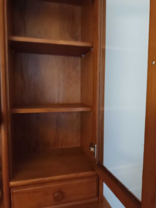 Móvel com 4 portas e 2 gavetas como novo!