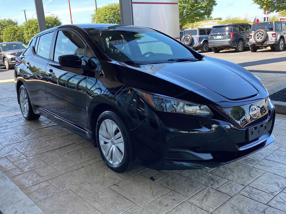 Nissan LEAF      2023