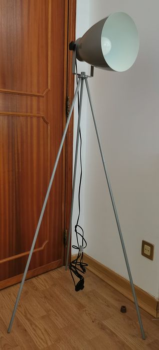 Candeeiro tripé de chão cinzento