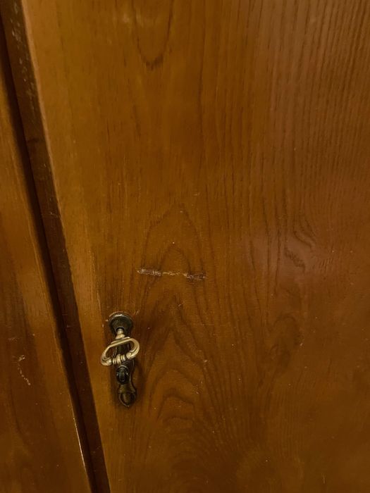 Roupeiro em madeira maciça com apenas alguns arranhões