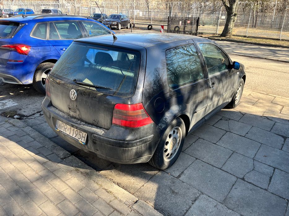 Volkswagen Golf IV (zniszczony silnik - nie jeżdżący)