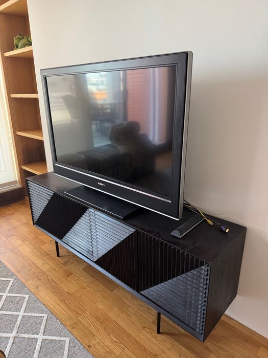 Movem de televisão em madeira