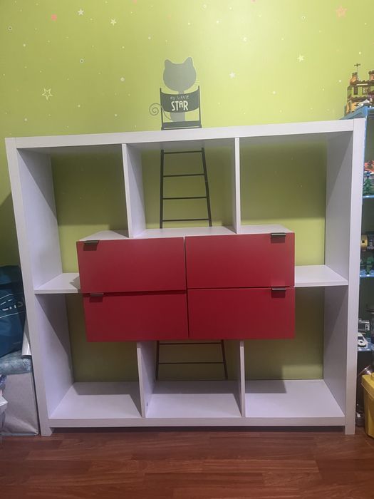 Estante branca com gavetas