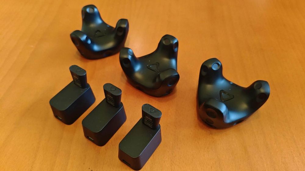3 trackery Vive Trackers 3.0 + dongle (+ stacje na dongle i kable OEM), oryginalne opakowanie + pasy Vortex Virtual Reality full-body tracking/FBT