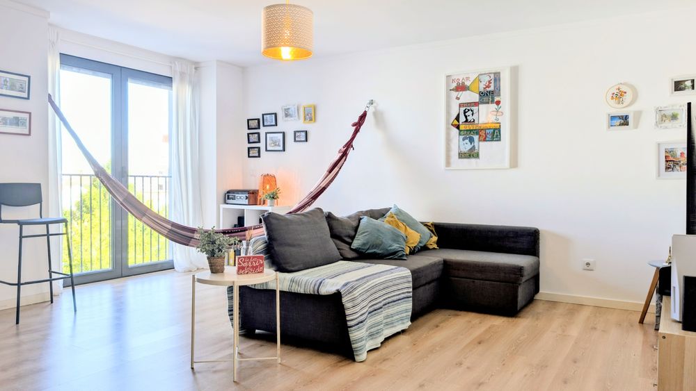 Excelente Apartamento Mobilado com Garagem e Arrecadação – A 800m da Praia e a 20 min de Lisboa!