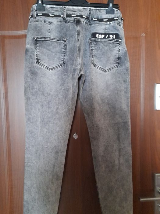 Damskie szare spodnie jeans