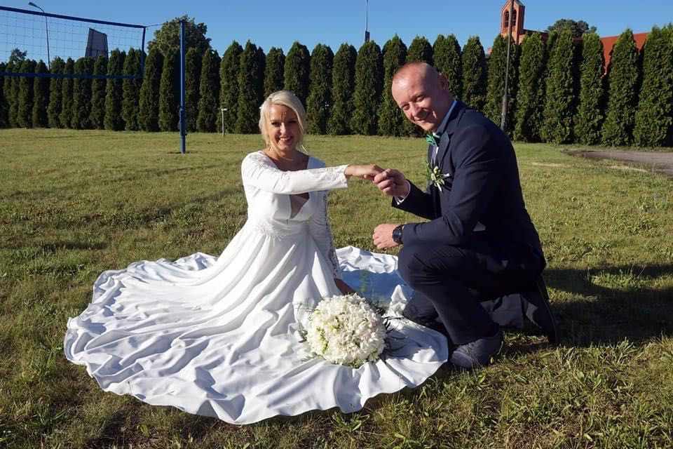 Suknia ślubna szyta na miarę ze zdobionymi rękawami