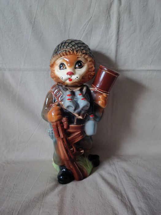 Статуэтка фарфоровая