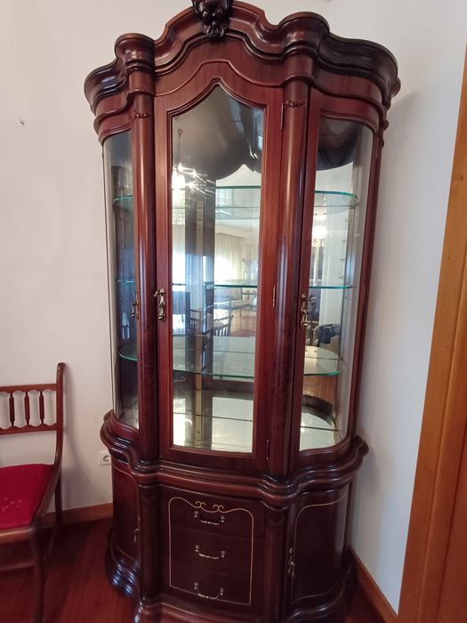 Variedade de móveis trabalhados em madeira maciça para venda