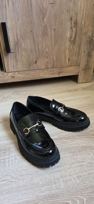 Buty damskie Czarne lakierowane mokasyny na grubej platformie DeeZee rozm. 41