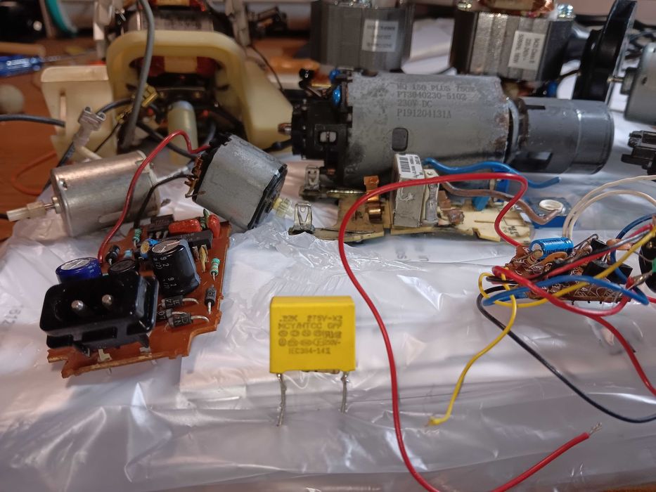 Material Elétrico Diverso (Pequenos Motores, cabos ligação e outros