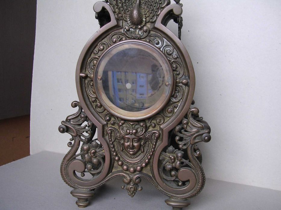 Stary piękny mosiężny zegar kominkowy