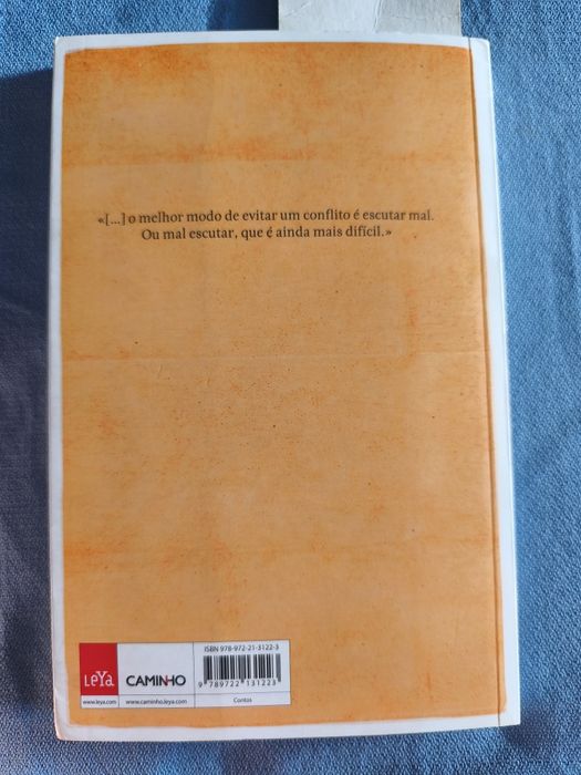 O Caçador de Elefantes Invisíveis
de Mia Couto