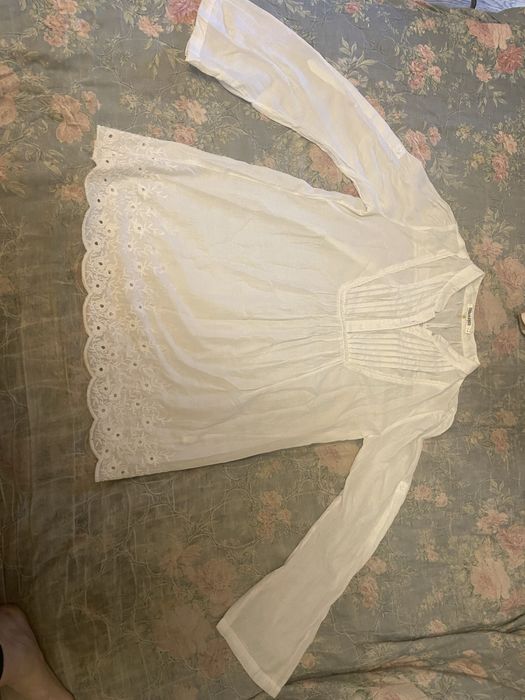 Біла жіноча сорочка