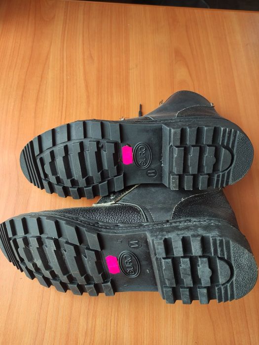 Робочі черевики різні