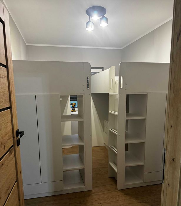 Łóżko piętrowe IKEA SMÅSTAD – komplet z biurkiem, szafą i regałem