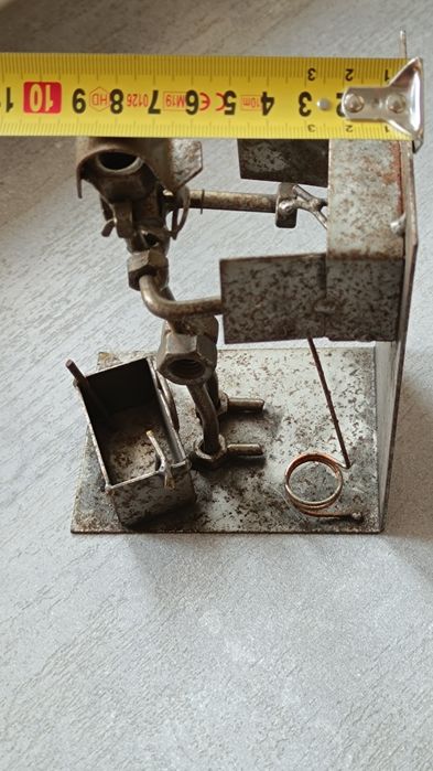 Metalowa figurka elektryk