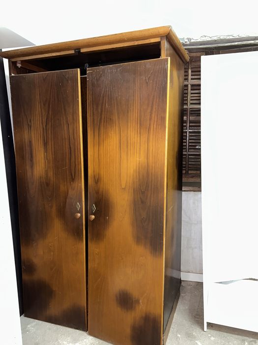 Armario em madeira maciça