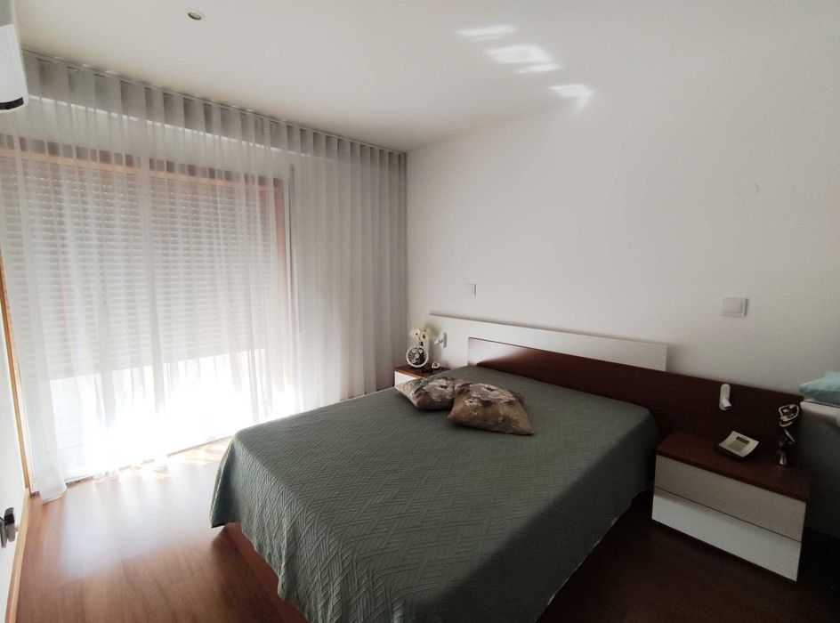 Cama e mesinhas de cabeceira