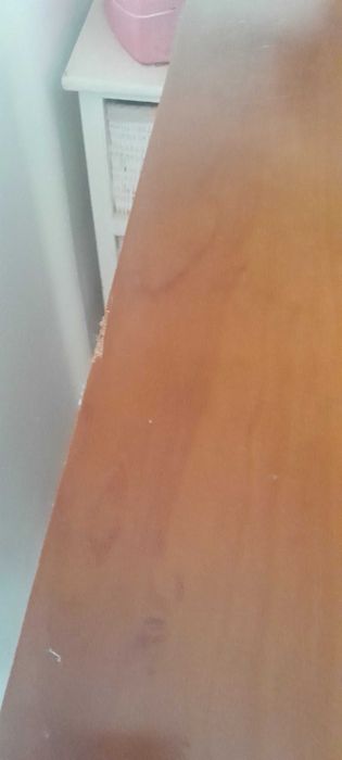 Estúdio cama com mesa de cabeceira e cómoda