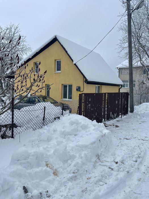 Будиночок коли лісу  та недалеко річка і св.джерело