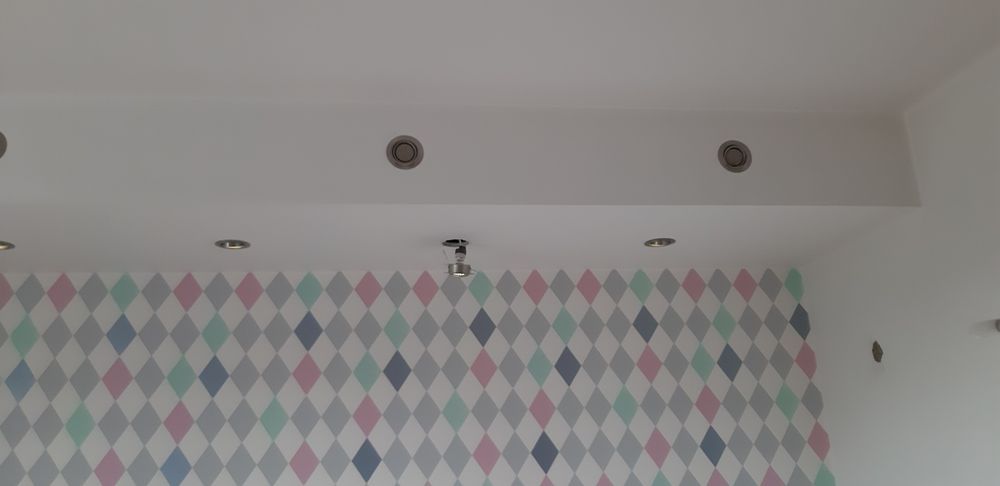 Oprawy lamp halogenowych