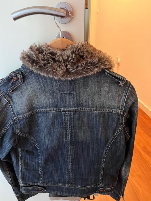 2 casacos de diferentes marcas