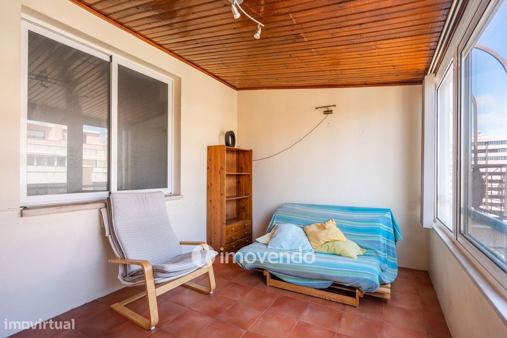 Apartamento T3, com arrecadação e boas áreas, na Estrada da Luz