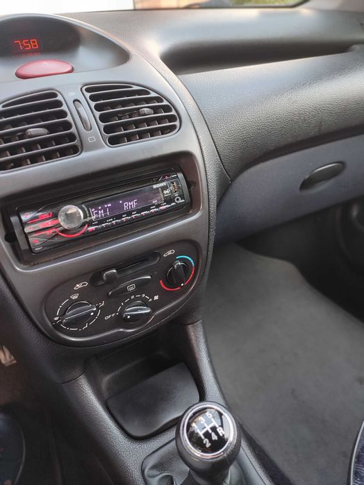 Samochód Peugeot 206 rocznik 2000