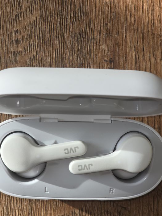 Słuchawki bezprzewodowe JVC HA-A8T w kolorze białym.