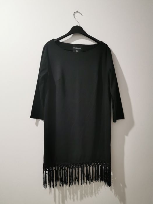 Czarna sukienka z frędzlami