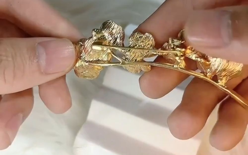 Alfinete de Peito Dourado