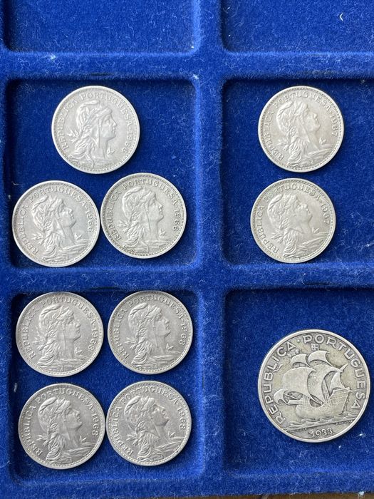 Moedas 50 centimos em alpaca e 10$00 de 1933 prata