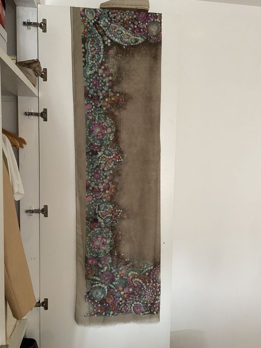 Xaile cor taupe e floral