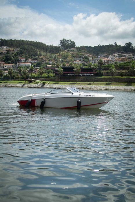 Embarcação Larson impecável