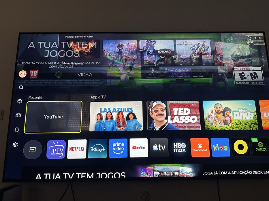 Tv gigante com ps5 e acessorios