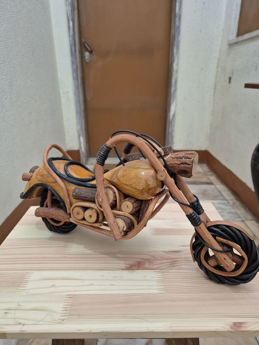Mota Decorativa em Madeira e Verga – Artesanato Feito à Mão