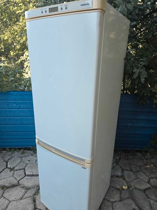 Холодильник Samsung, рабочий, капельного типа.высота 1.8 м.