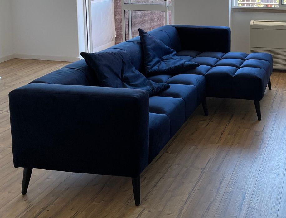 Sofá em tecido macio azul, com chaise longue ( 290 x 140 x 73 cm)