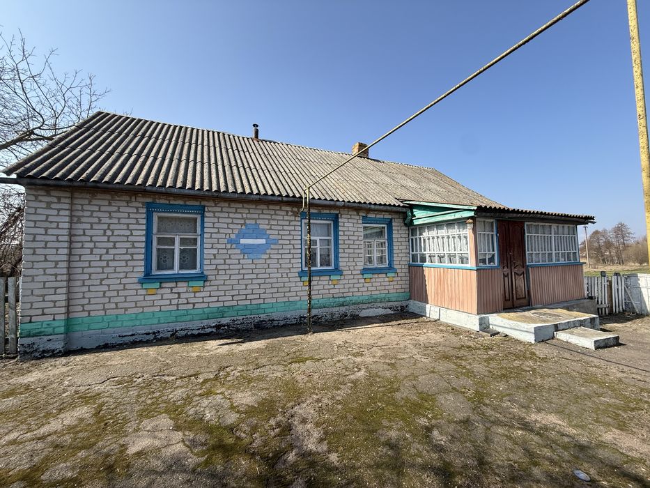 Продаємо будинок, в селі, з гаражем, газом.