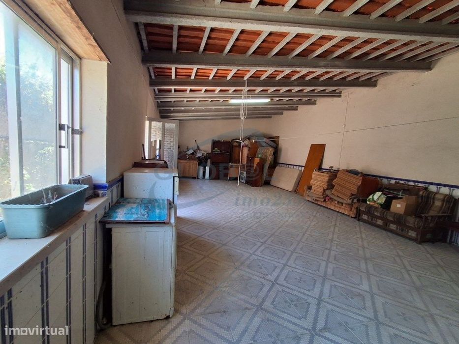 Moradia T3 no Centro de Vila Moreira - com logradouro, anexos e fre...
