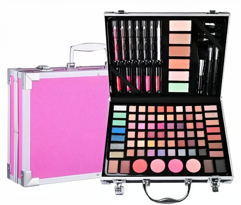 Набор косметики в подарочном кейсе