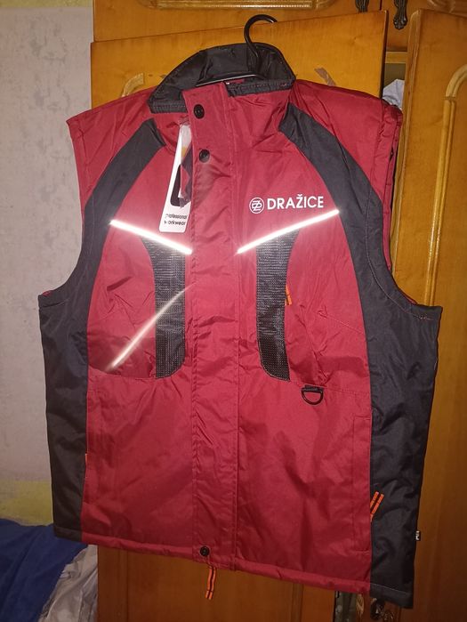 Безрукавка нова.